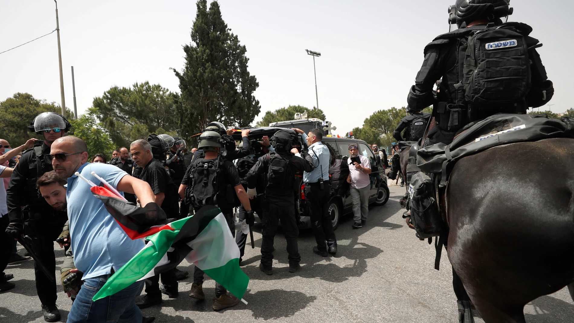 Enfrentamientos con la Policía israelí en el funeral en Jerusalén de la periodista palestina Shireen Abu Akleh