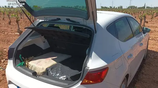 El coche del detenido con dos fardos de hachís El coche del detenido con dos fardos de hachís