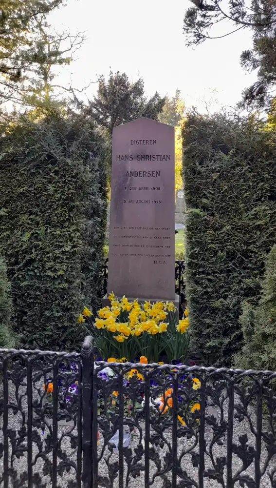 Lápida de Hans Christian Andersen en el cementerio de Copenhague