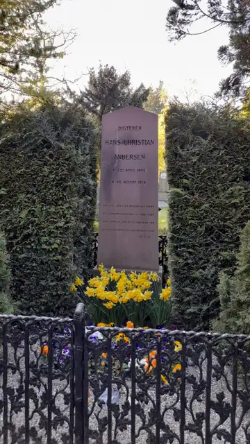 Lápida de Hans Christian Andersen en el cementerio de Copenhague Lápida de Hans Christian Andersen en el cementerio de Copenhague