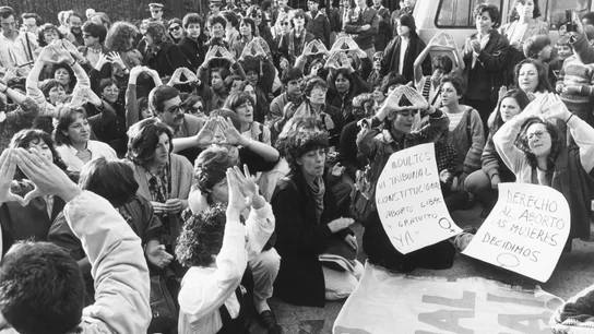 Protesta frente al Tribunal Constitucional en Madrid pidiendo el aborto libre (1985) Protesta frente al Tribunal Constitucional en Madrid pidiendo el aborto libre (1985)