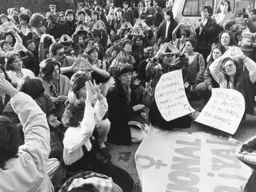 Protesta frente al Tribunal Constitucional en Madrid pidiendo el aborto libre (1985)