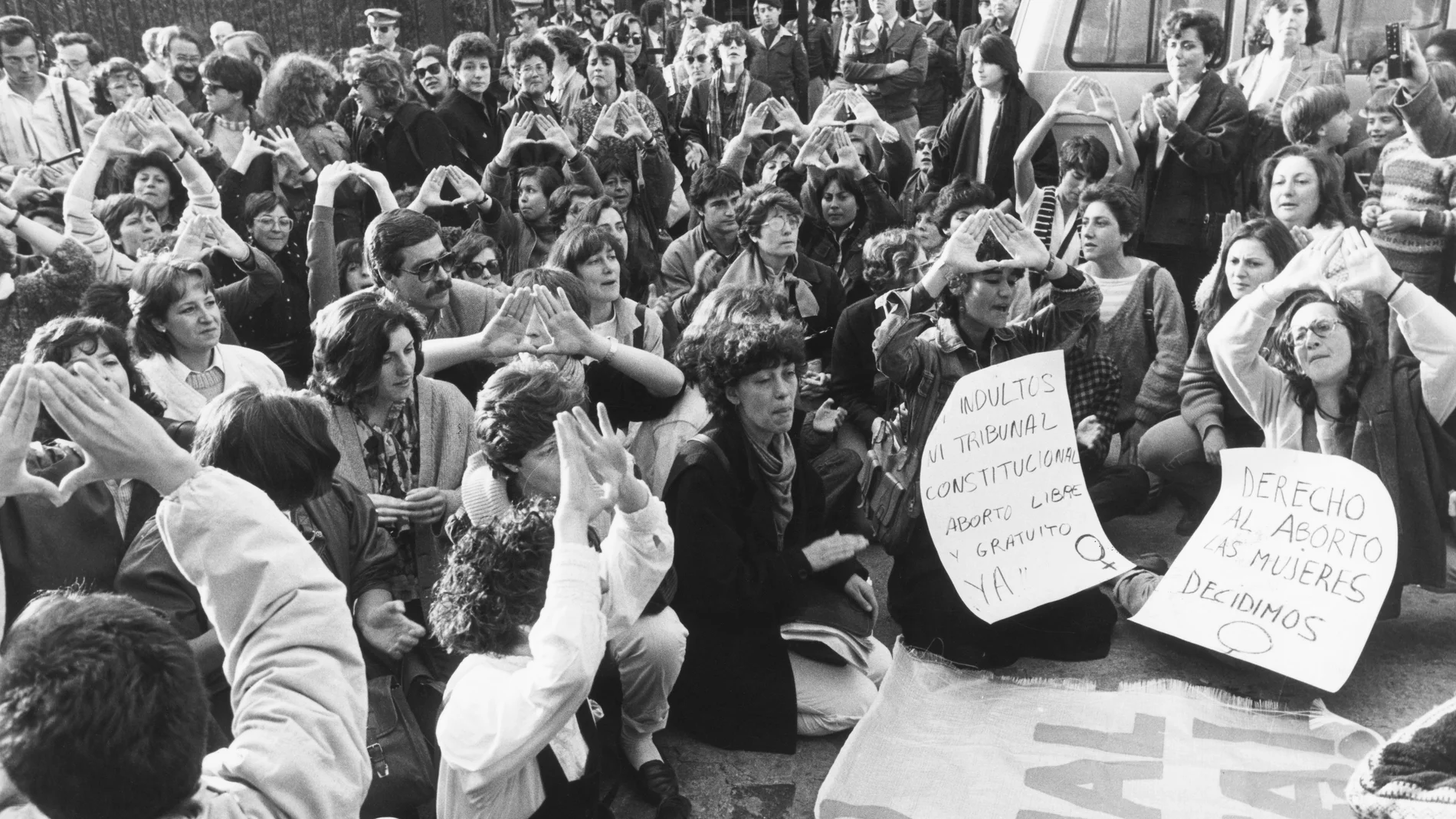 Protesta frente al Tribunal Constitucional en Madrid pidiendo el aborto libre (1985)