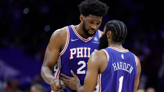 Joel Embiid charla con James Harden Joel Embiid charla con James Harden