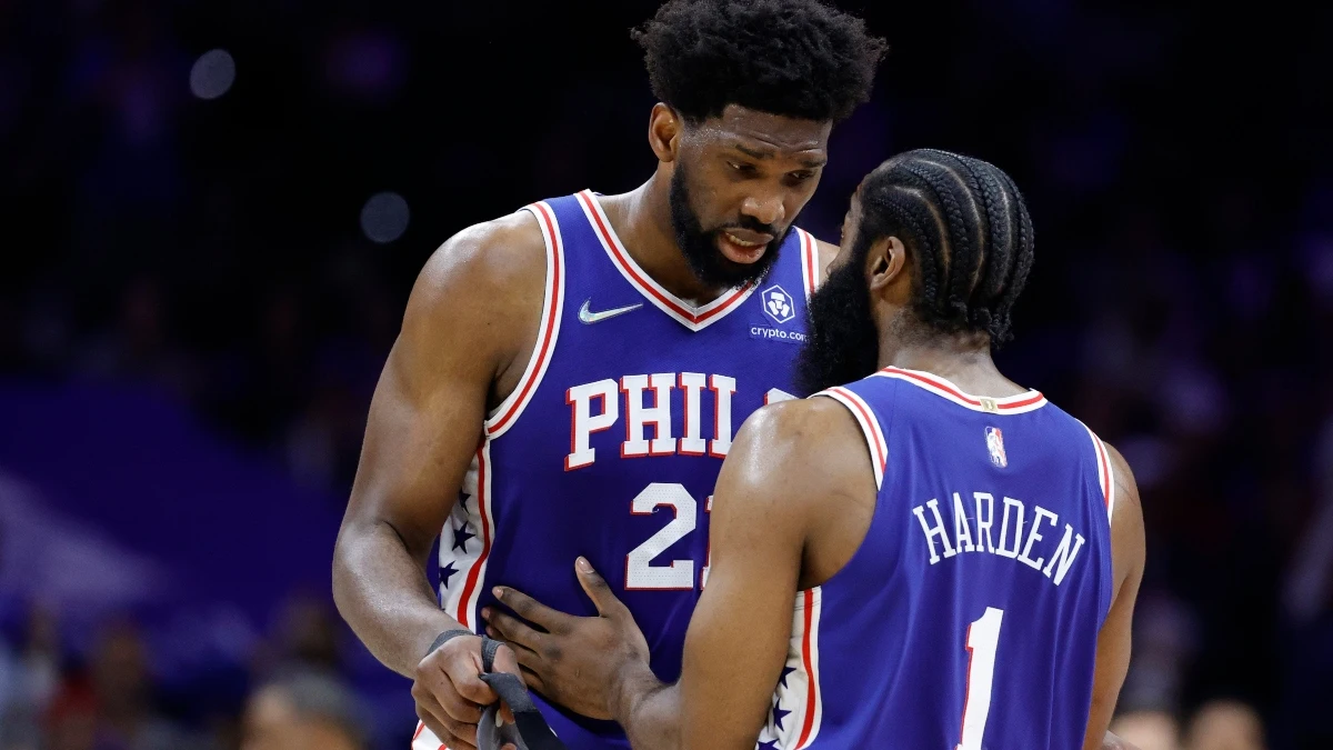 Joel Embiid charla con James Harden