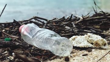 Botella de pl&aacute;stico abandonada en la playa