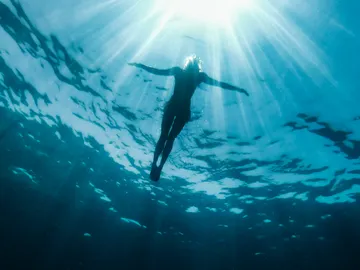 Mujer buceando bajo el mar Mujer buceando bajo el mar