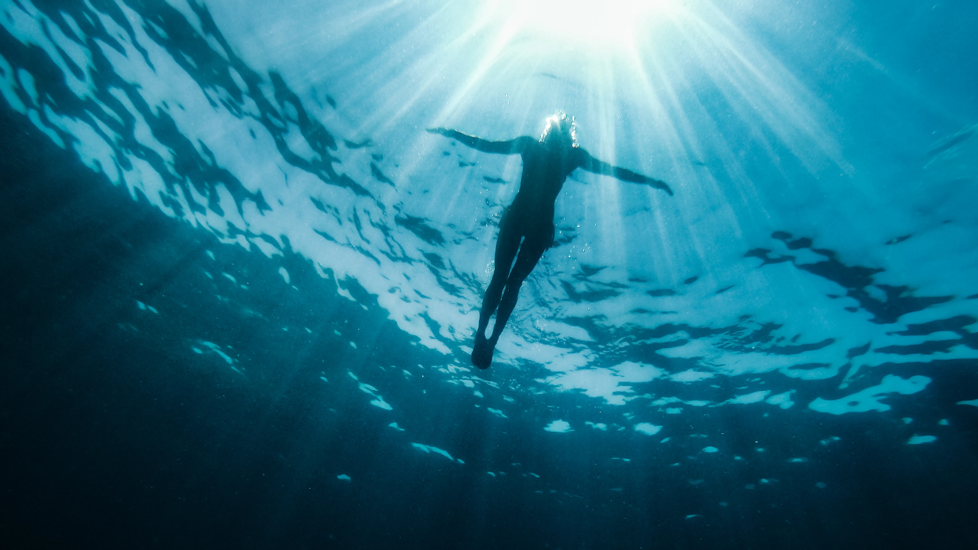 Mujer buceando bajo el mar