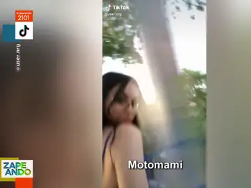La caída viral de una chica al chocar contra una farola mientras canta Motomami de Rosalía 