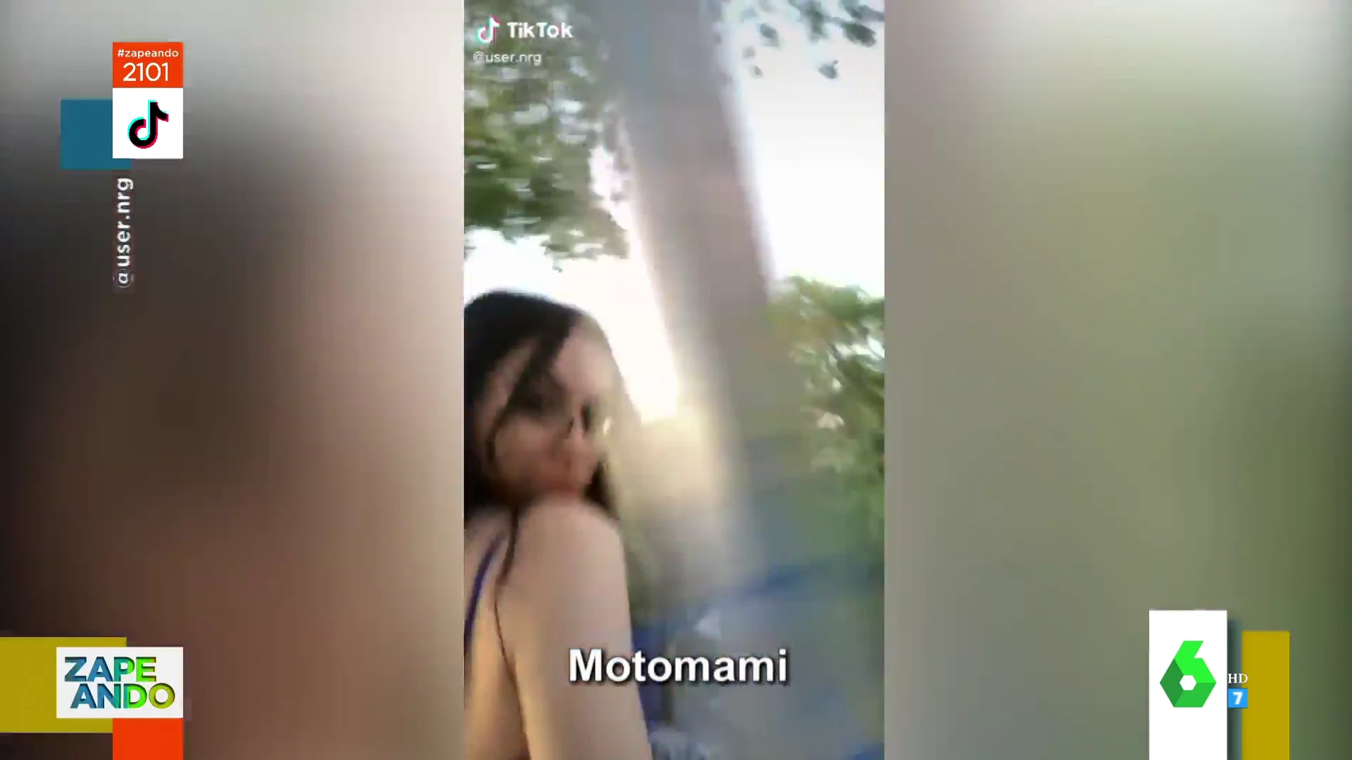 La caída viral de una chica al chocar contra una farola mientras canta Motomami de Rosalía 