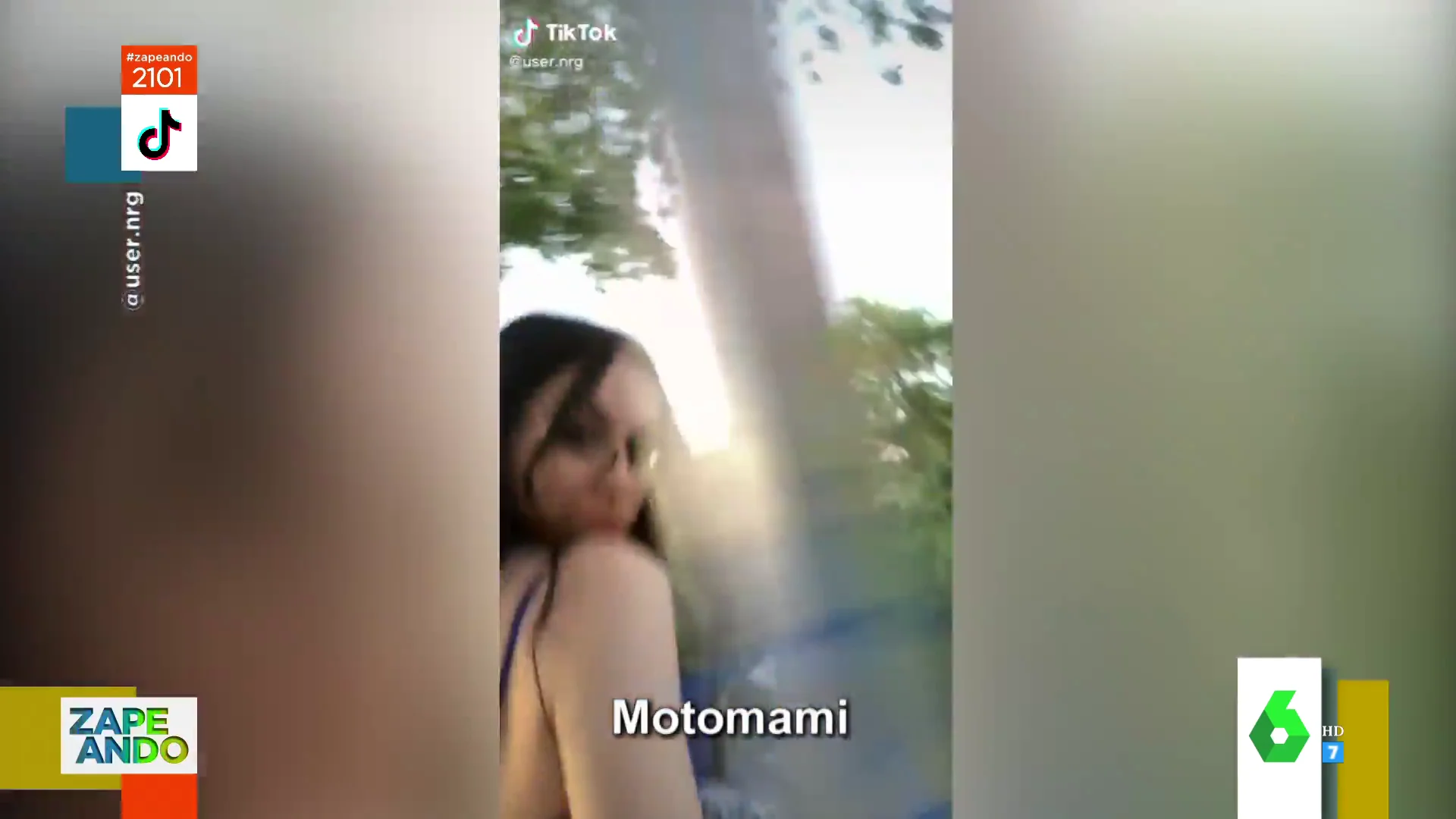 La caída viral de una chica al chocar contra una farola mientras canta Motomami de Rosalía