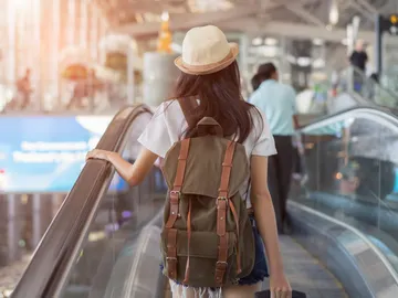 Mujer joven en el aeropuerto Mujer joven en el aeropuerto