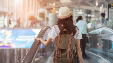 Mujer joven en el aeropuerto Mujer joven en el aeropuerto