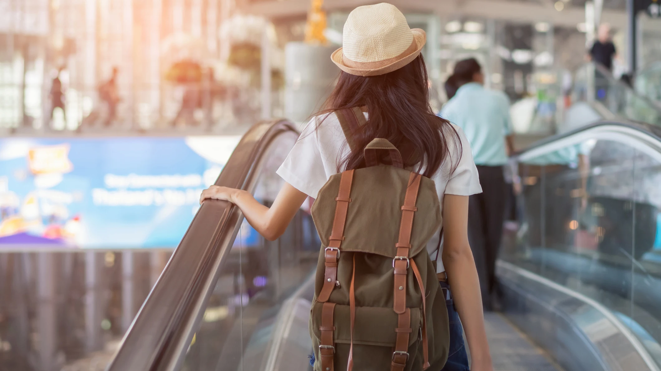 Mujer joven en el aeropuerto