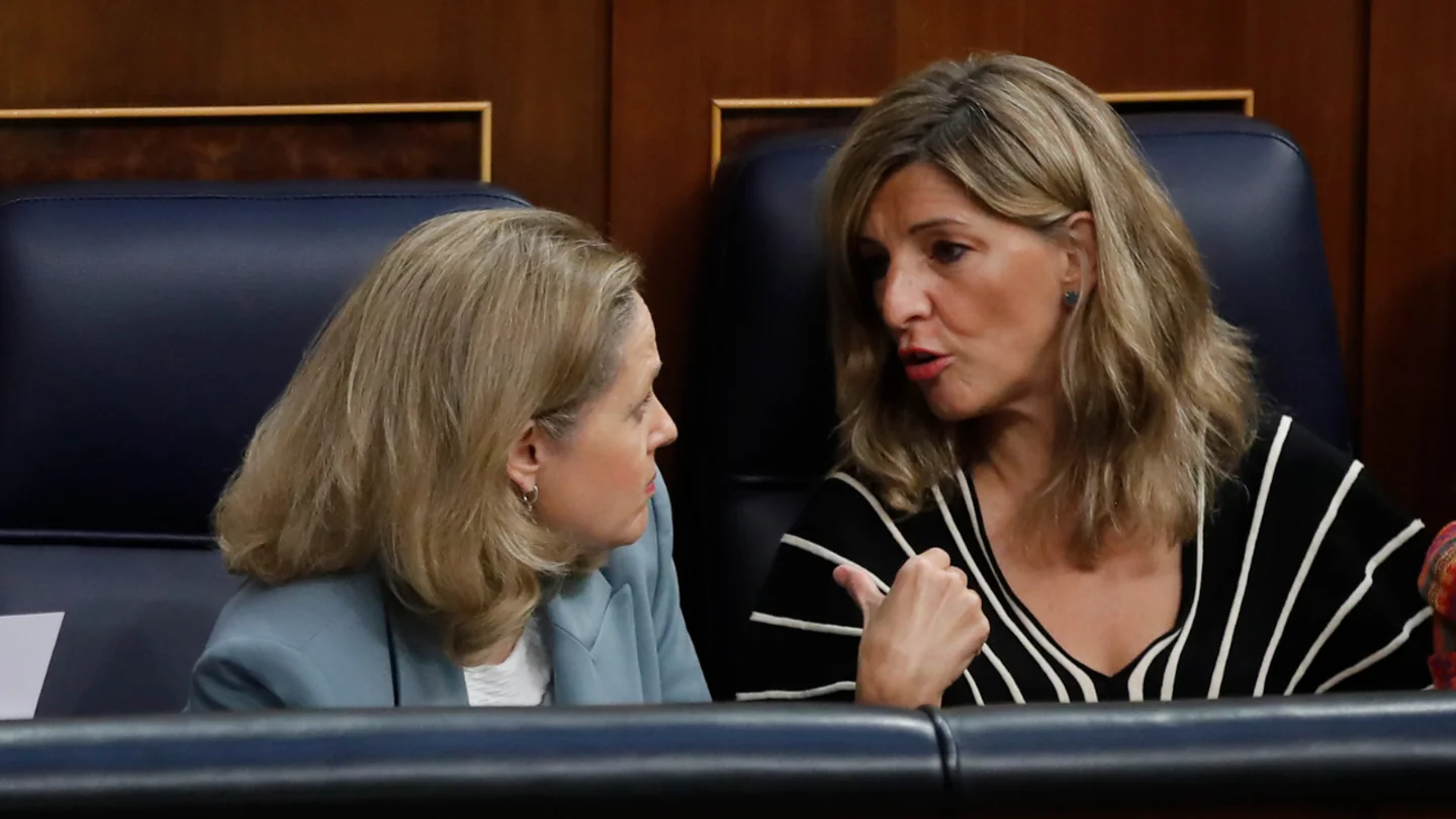 Las ministras de Economía, Nadia Calviño, y la de Trabajo, Yolanda Díaz, hablan en el Congreso Las ministras de Economía, Nadia Calviño, y la de Trabajo, Yolanda Díaz, hablan en el Congreso