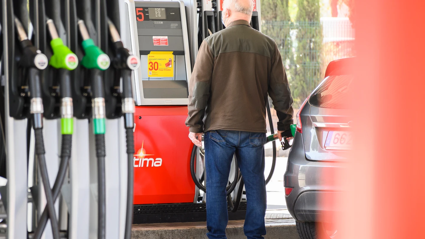 Un hombre repone combustible en su vehículo, en Sevilla, en una fotografía de archivo. Un hombre repone combustible en su vehículo, en Sevilla, en una fotografía de archivo.