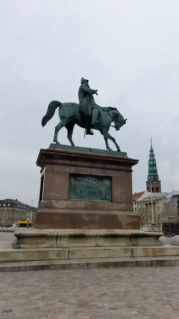 Estatua de Frederik VII en el palacio de Christianborg Estatua de Frederik VII en el palacio de Christianborg