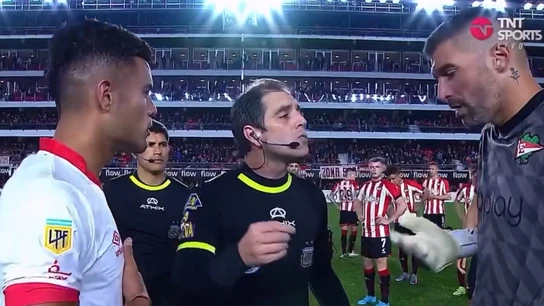 Surrealista momento en la tanda de penaltis de la Copa de la Liga argentina Surrealista momento en la tanda de penaltis de la Copa de la Liga argentina