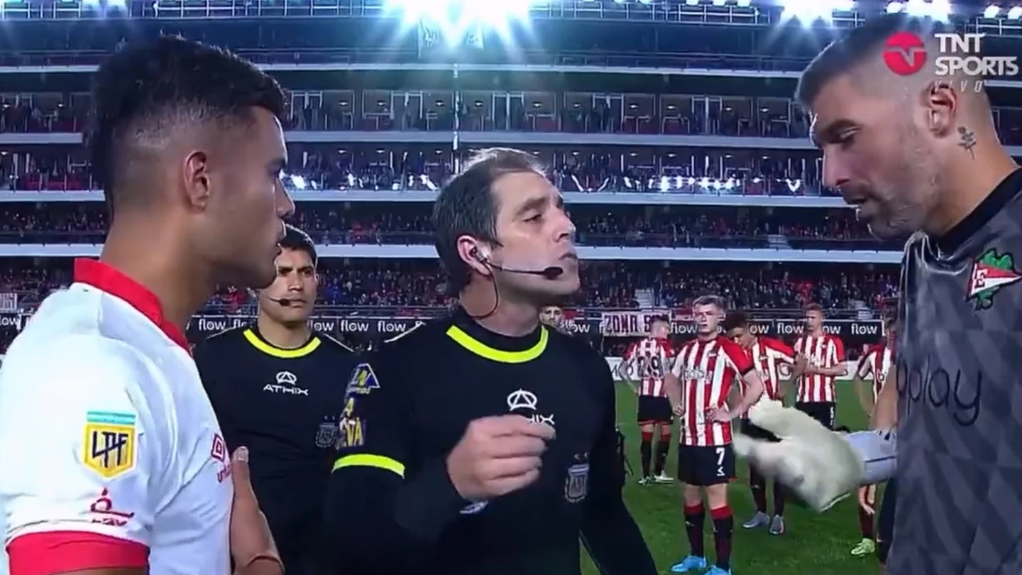 Surrealista momento en la tanda de penaltis de la Copa de la Liga argentina Surrealista momento en la tanda de penaltis de la Copa de la Liga argentina