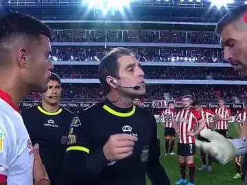 Surrealista momento en la tanda de penaltis de la Copa de la Liga argentina