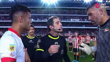 Surrealista momento en la tanda de penaltis de la Copa de la Liga argentina