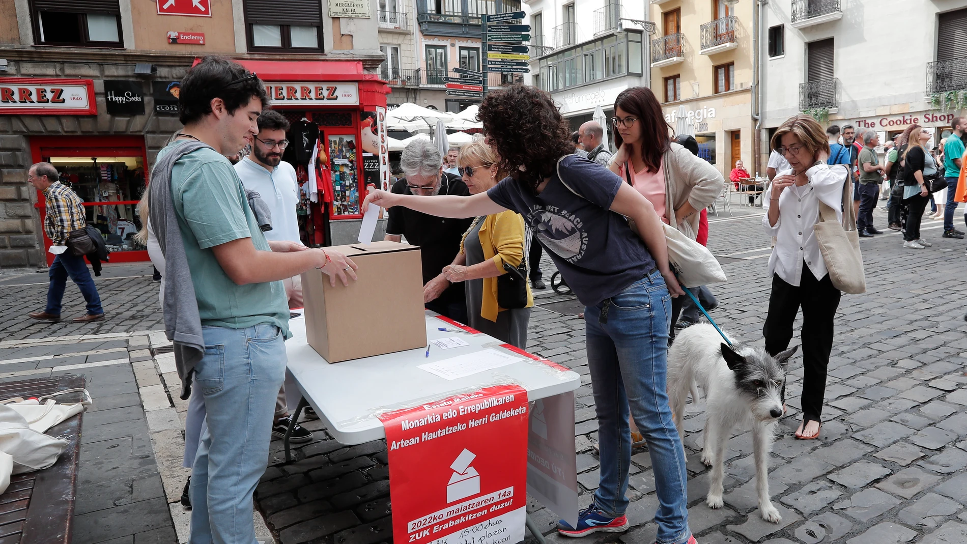 Varias personas participan en Pamplona en la consulta estatal sobre Monarquía o República