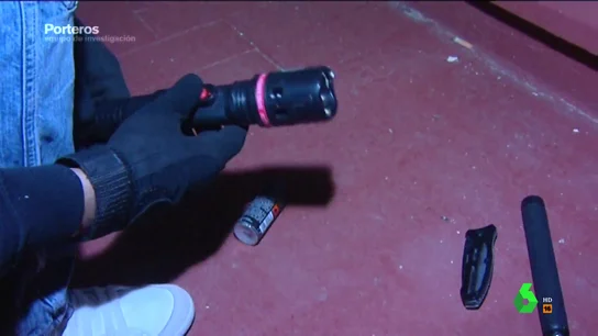 Un portero de discoteca muestra sus armas ilegales en Equipo de Investigación: una pistola táser oculta en una linterna, una extensible y gas pimienta Un portero de discoteca muestra sus armas ilegales en Equipo de Investigación: una pistola táser oculta en una linterna, una extensible y gas pimienta