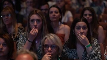 Varias personas se reúnen para apoyar la participación de Chanel Terrero durante el desarrollo del Festival de Eurovisión 2022.
