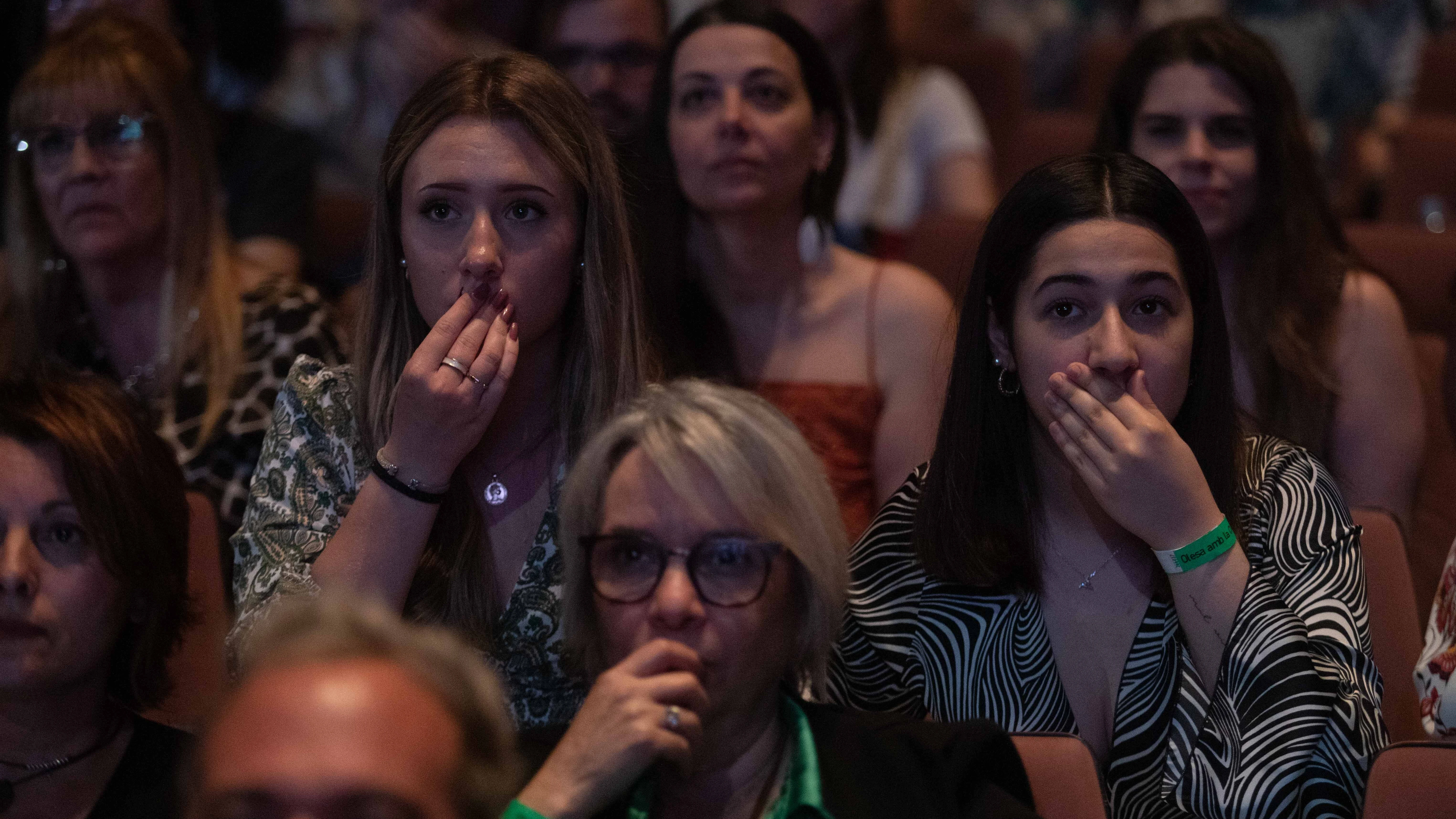 Varias personas se reúnen para apoyar la participación de Chanel Terrero durante el desarrollo del Festival de Eurovisión 2022.