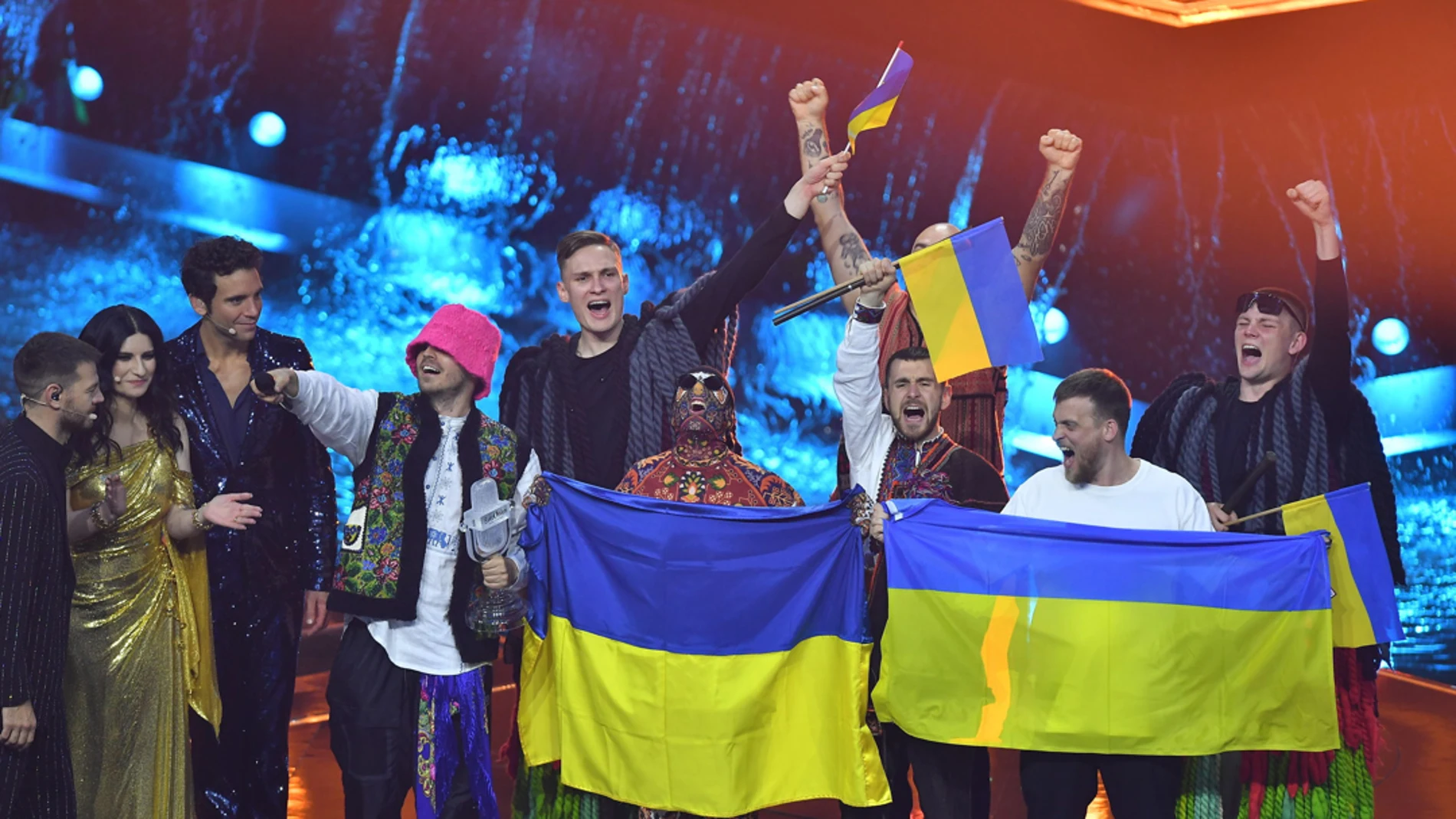 La banda Kalush Orchestra de Ucrania celebra su victoria en el Festival de Eurovisión
