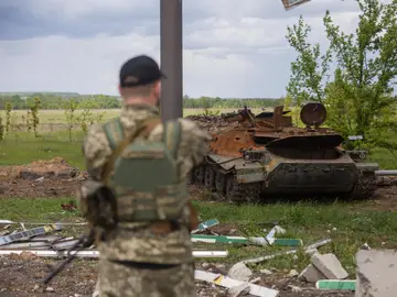  Un soldado ucraniano monta guardia en Jarkov