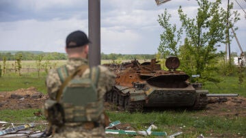  Un soldado ucraniano monta guardia en Jarkov
