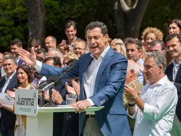 Juanma Moreno pide la mayoría para evitar un &quot;gobierno Frankenstein&quot; en Andalucía mientras Espadas alerta sobre el auge de Vox