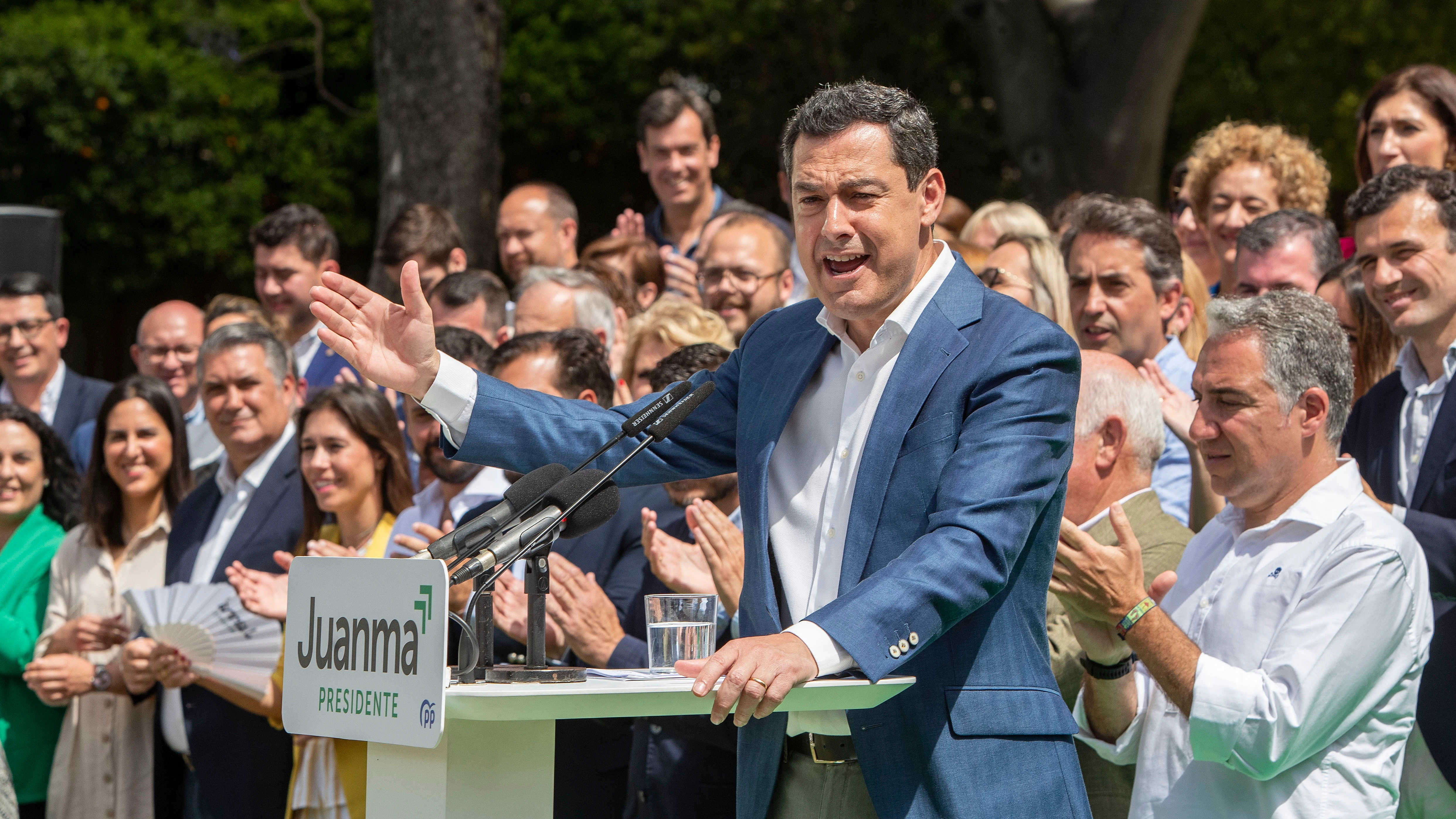 Juanma Moreno pide la mayoría para evitar un "gobierno Frankenstein" en Andalucía mientras Espadas alerta sobre el auge de Vox