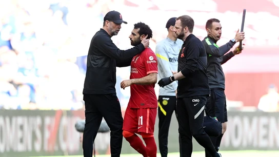 Klopp saluda a Salah después de su sustitución Klopp saluda a Salah después de su sustitución