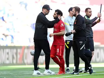 Klopp saluda a Salah después de su sustitución
