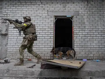 Un militar ucraniano patrulla durante una misión de reconocimiento en una aldea recuperada a las afueras de Járkov.