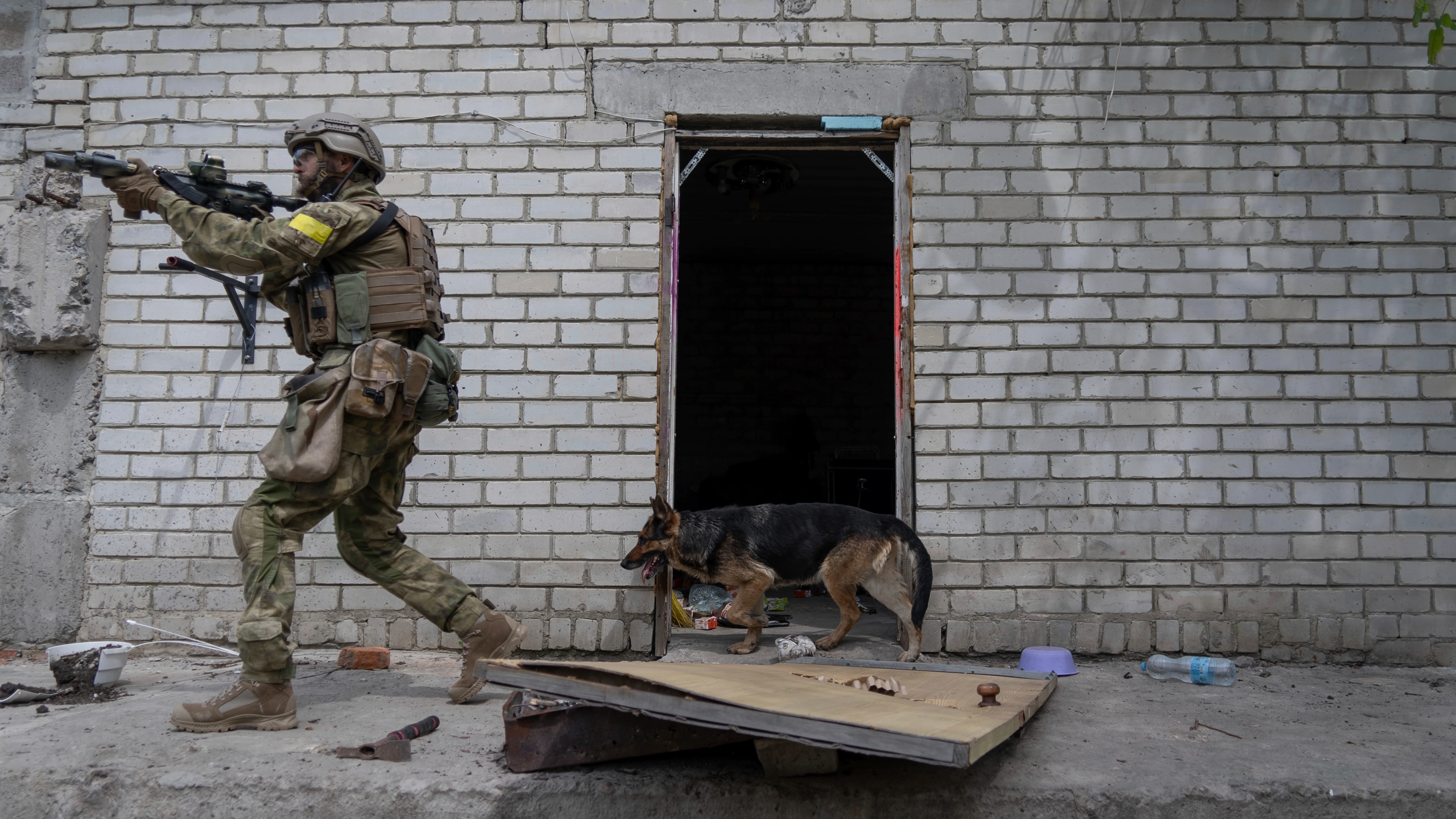 Un militar ucraniano patrulla durante una misión de reconocimiento en una aldea recuperada a las afueras de Járkov.