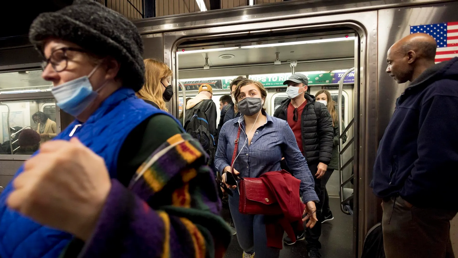 Ciudadanos con mascarilla en el metro de Nueva York