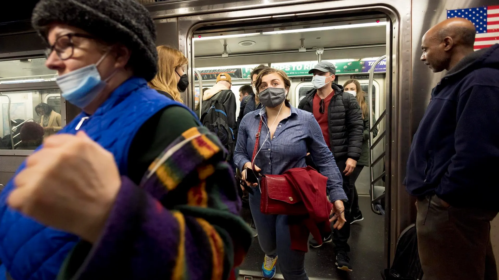 Ciudadanos con mascarilla en el metro de Nueva York