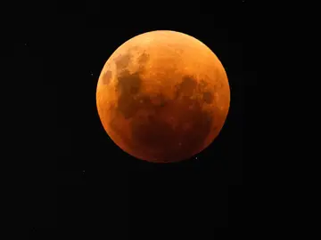 El eclipse de luna roja, visto desde Santiago (Chile)