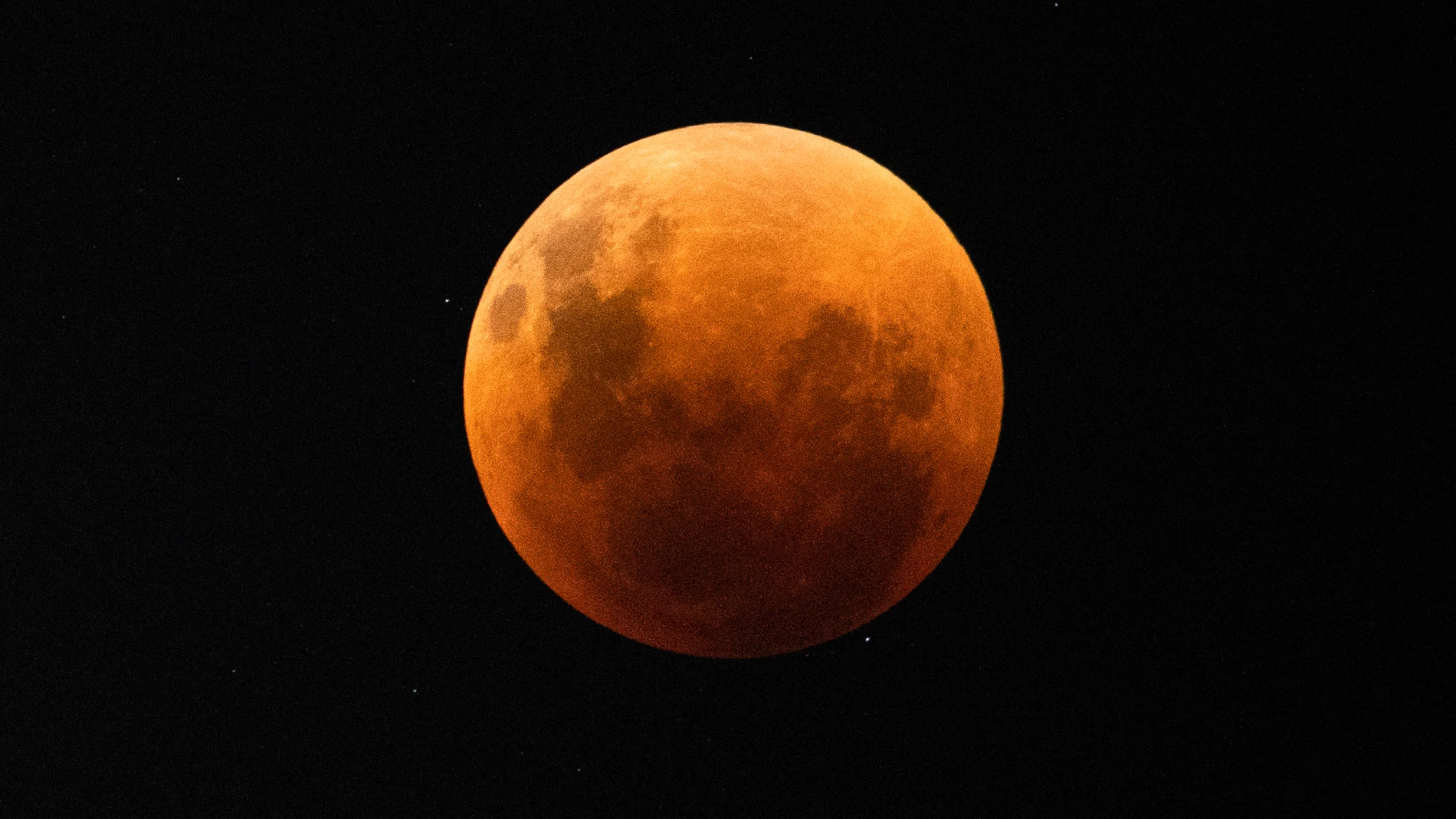 El eclipse de luna roja, visto desde Santiago (Chile)