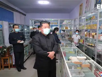 Kim Jong-un en una visita a una farmacia en Pyongyang.