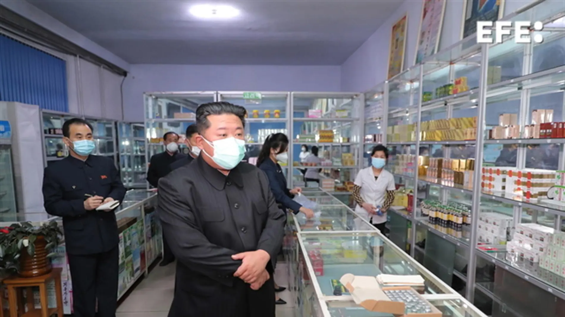 Kim Jong-un en una visita a una farmacia en Pyongyang.