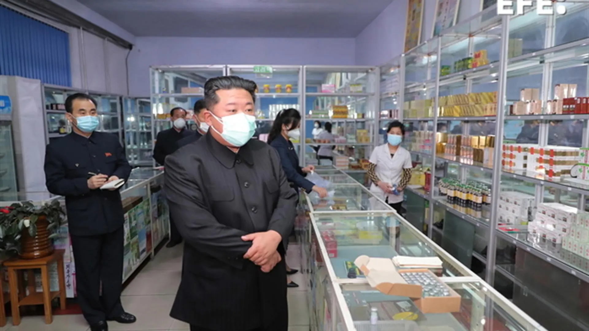 Kim Jong-un en una visita a una farmacia en Pyongyang.