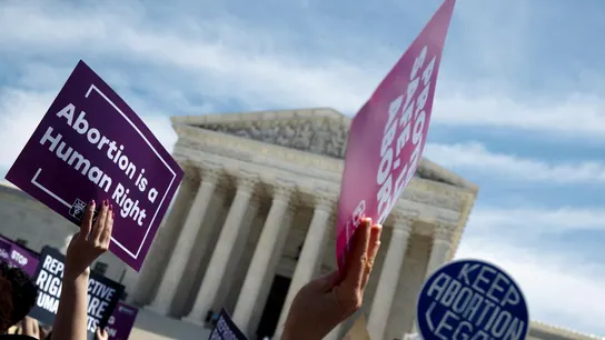 Activistas a favor del aborto protestan frente al Tribunal Supremo en Washington (Estados Unidos). Activistas a favor del aborto protestan frente al Tribunal Supremo en Washington (Estados Unidos).