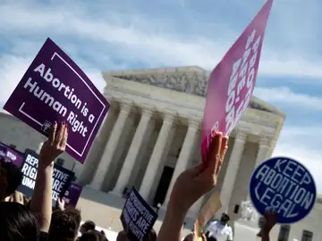 Activistas a favor del aborto protestan frente al Tribunal Supremo en Washington (Estados Unidos).