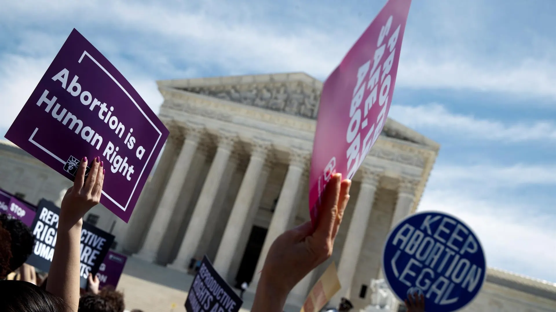Activistas a favor del aborto protestan frente al Tribunal Supremo en Washington (Estados Unidos).