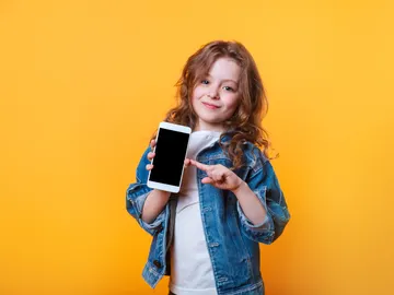 Niña con móvil Niña con móvil