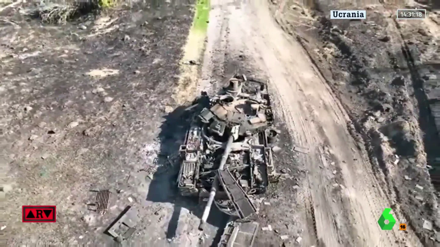 Las decadentes imágenes de ciudades ucranianas convertidas en cementerios de tanques y material bélico ruso Los restos de la batalla